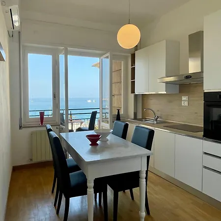 Overlooking The Sea 东塞斯特里